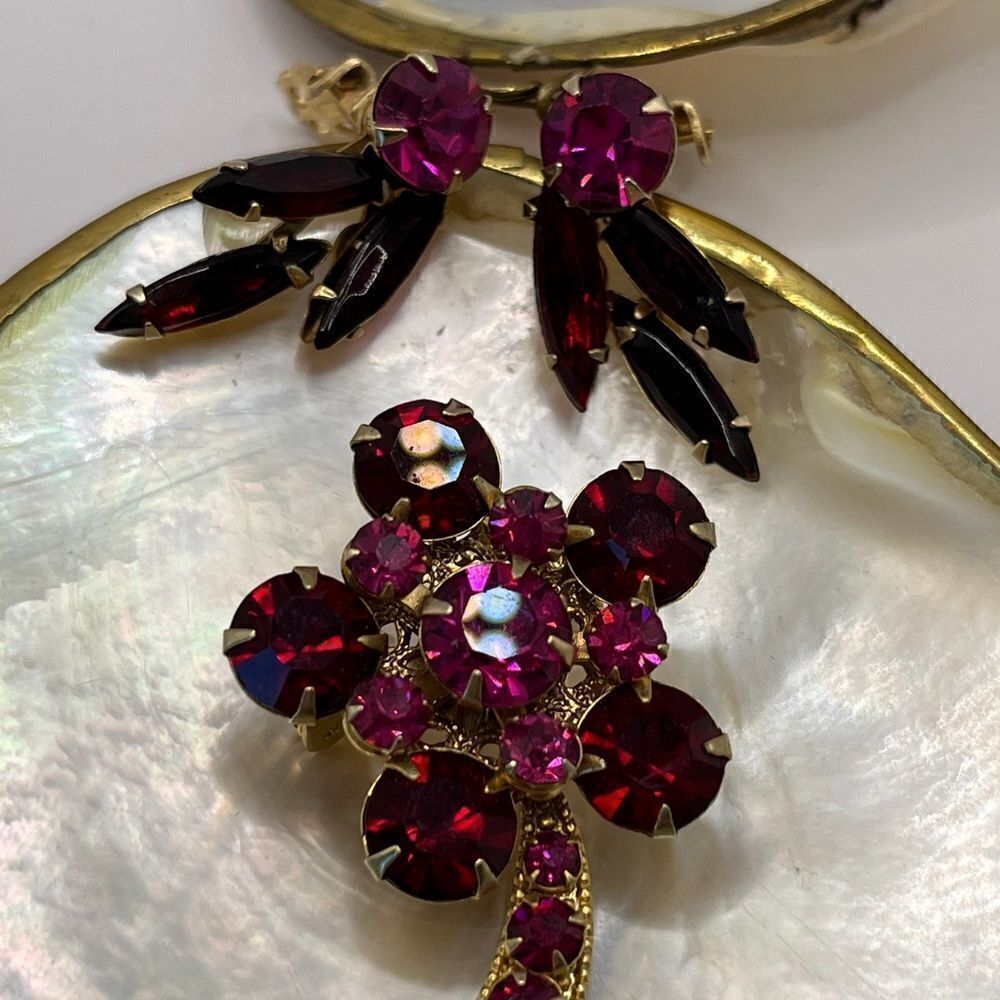 Weiss vintage set of clip earrings and brooch set